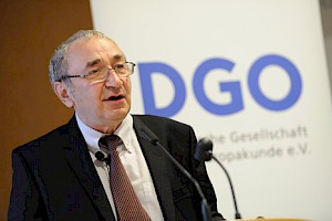 Arsenij Roginskij bei einer gemeinsamen Konferenz von DGO und EVZ